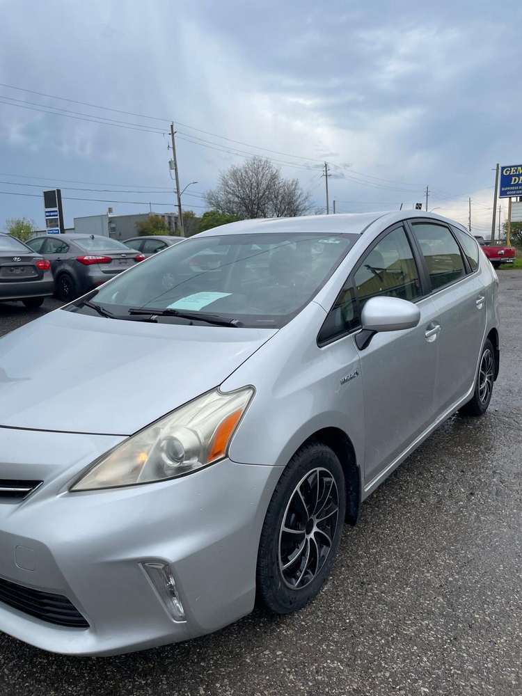 Toyota Prius v gallery 2
