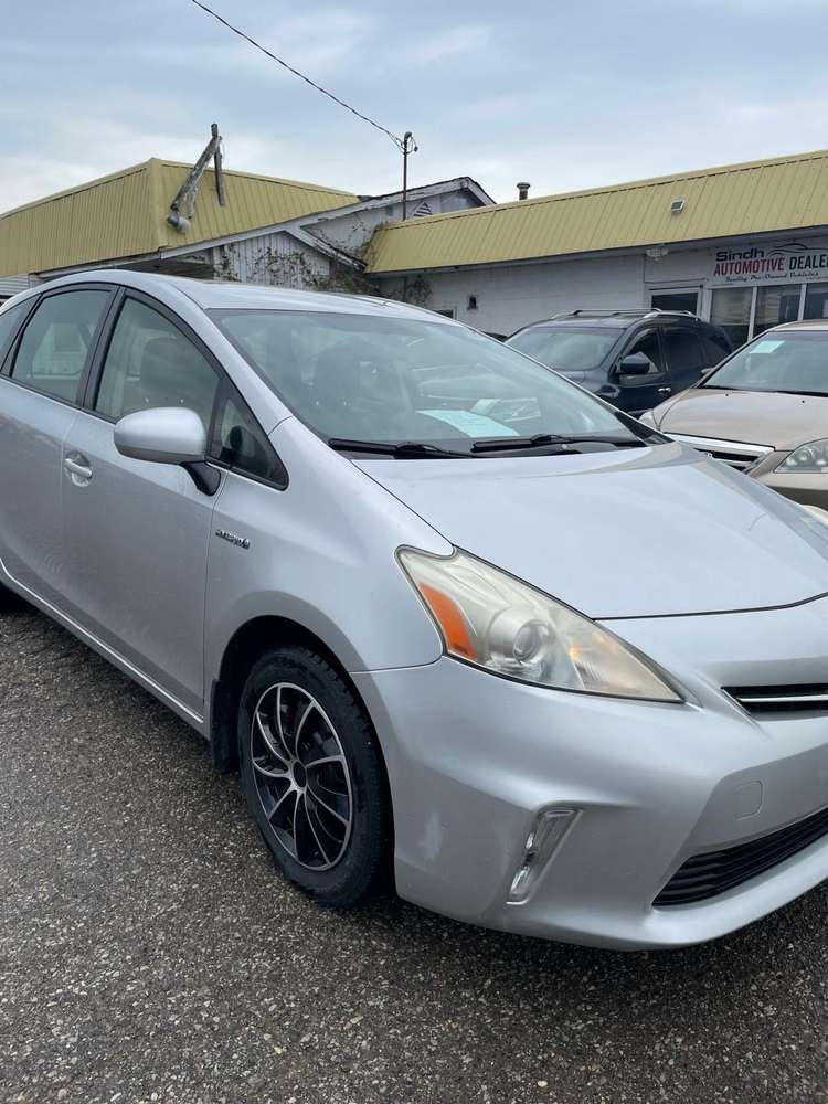 Toyota Prius v gallery 3