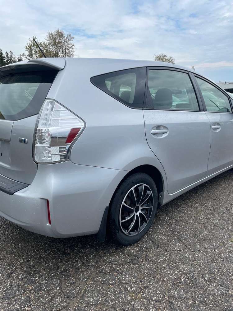 Toyota Prius v gallery 4