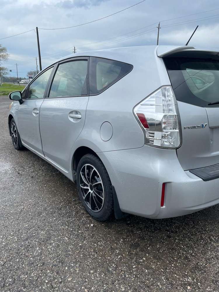 Toyota Prius v gallery 5