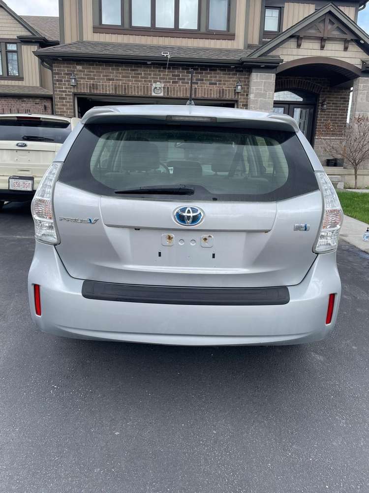 Toyota Prius v gallery 6