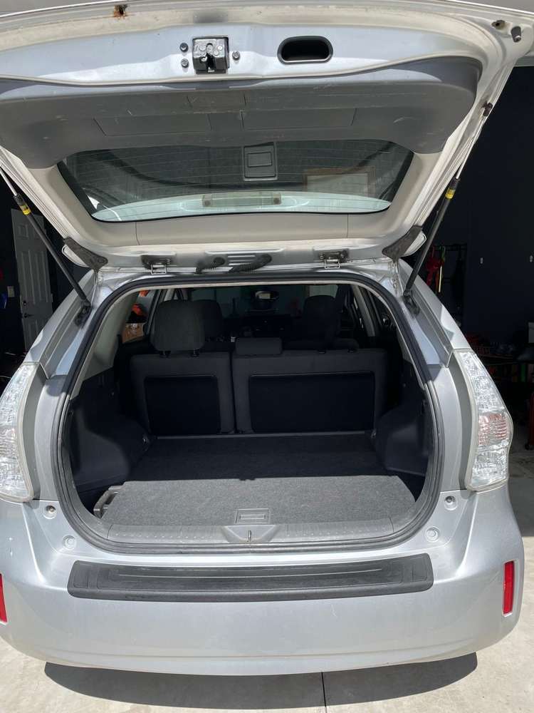 Toyota Prius v gallery 7