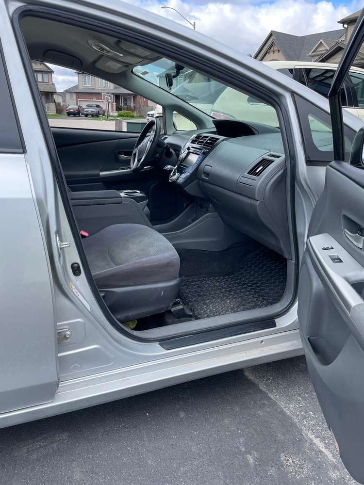 Toyota Prius v gallery 8