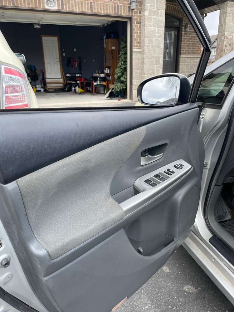 Toyota Prius v gallery 12