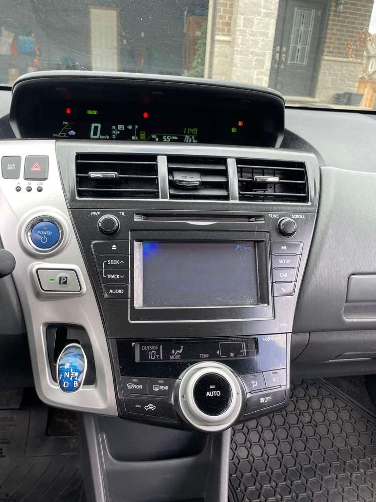 Toyota Prius v gallery 13