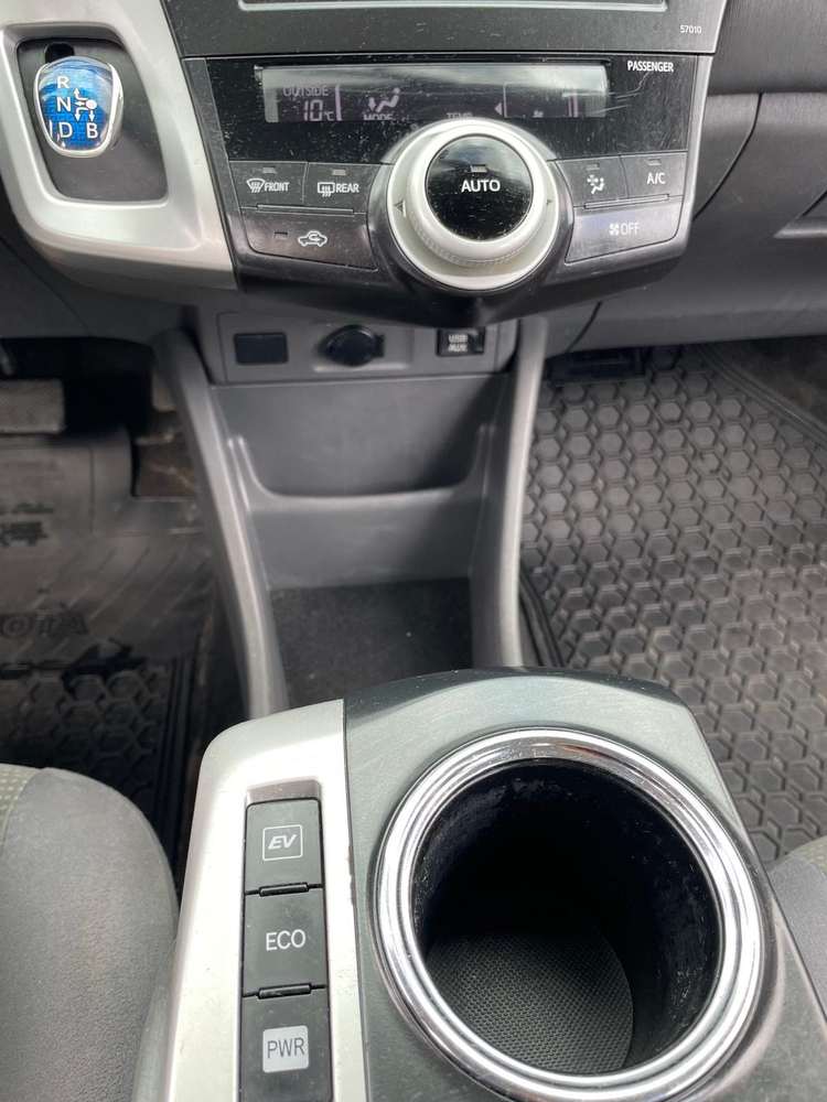Toyota Prius v gallery 14