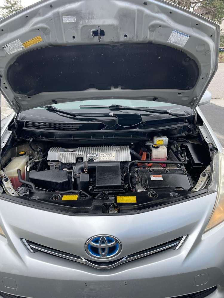 Toyota Prius v gallery 15